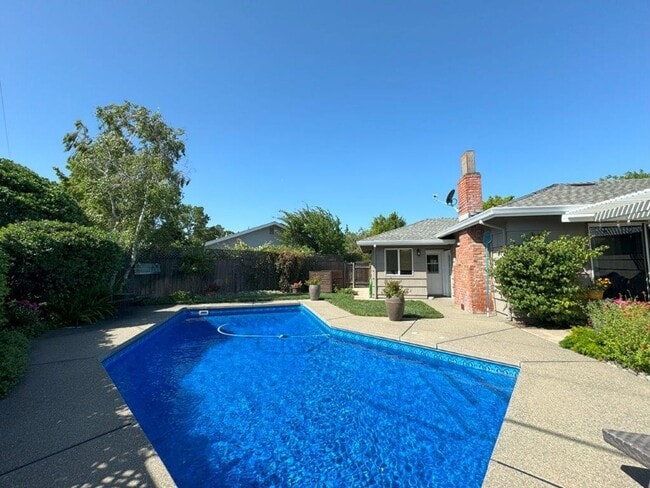 Building Photo - Stunning 3-Bedroom Home with Pool in South...
