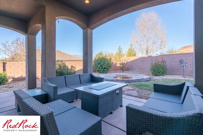 Building Photo - Stunning 2 Bedroom Fully Furnished Home. Community Pool & Mini Golf!