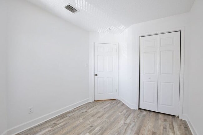 Building Photo - Spacious 3/2 Condo with a Cover Patio Area...