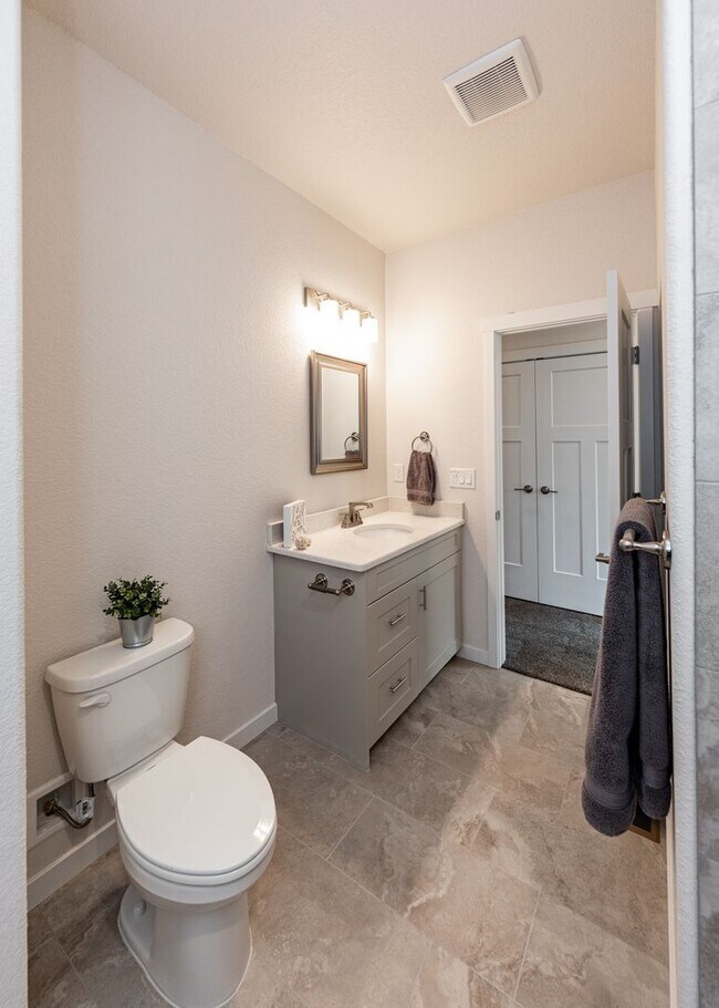 Building Photo - End Unit 3 BedTownhome in Mountain Shadows