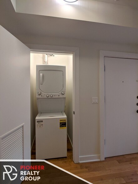 Building Photo - 2203 W Eastwood Ave