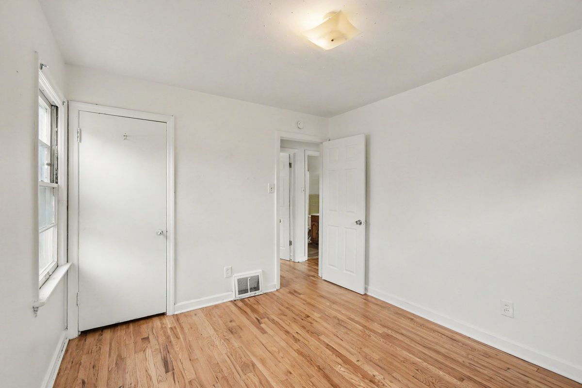 Building Photo - 250 Maple Dr