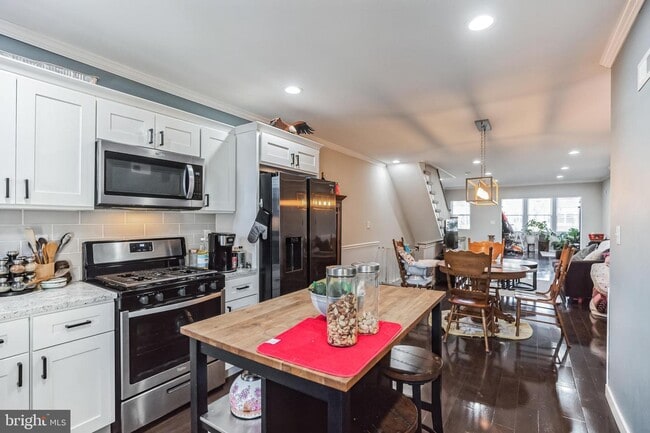 Primary Photo - 5454 W Berks St