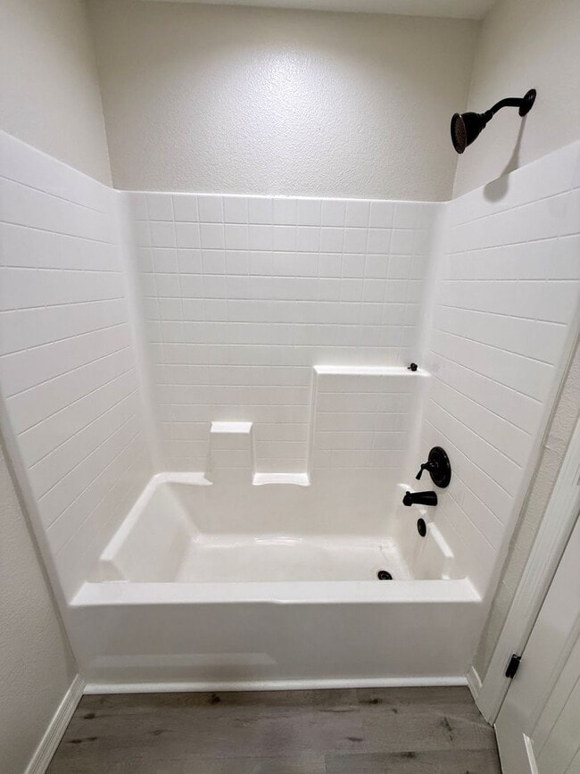 Building Photo - Modern 3 Bed, 2 Bath Home with Open Floor Plan & New Flooring – Fort Mohave- Available Now!