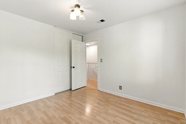 Building Photo - 208 Siskiyou Ct