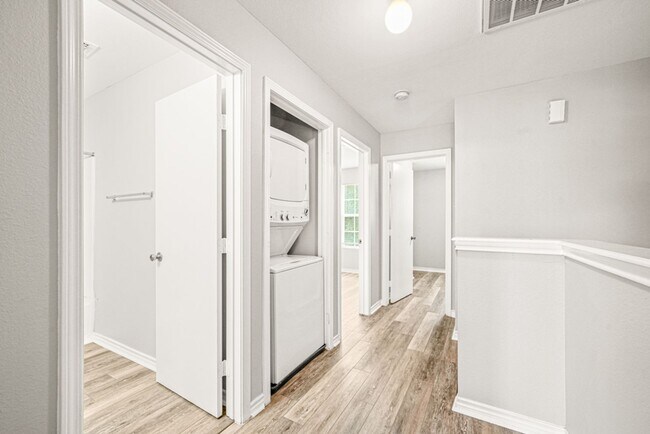 Building Photo - 7811 Kingsbury Wood