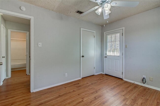 Building Photo - 400 Hedgewood Dr