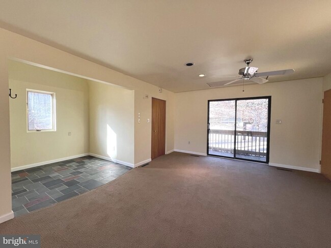 Building Photo - Beautiful 3bd 3bth contemporary A-framed home in the prestigious Eagle's Nest community.