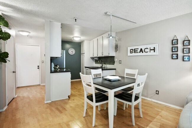 Building Photo - 565 Esplanade