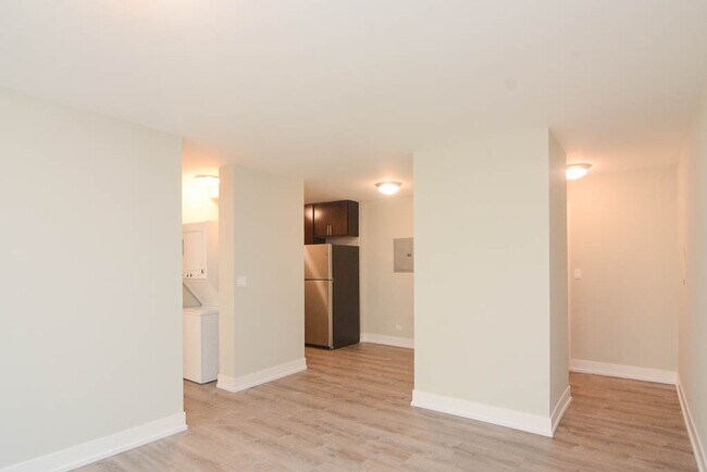 Building Photo - 533 W Surf St