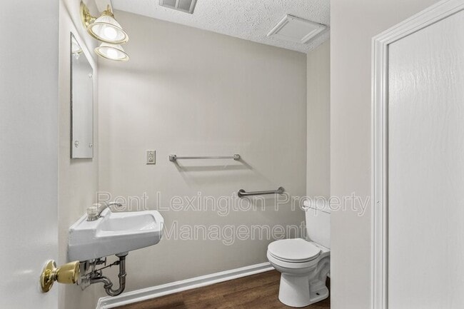 Building Photo - 3395 Montavesta Rd