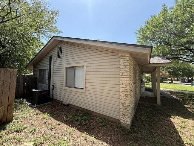 Building Photo - 2805 Ashdale Dr