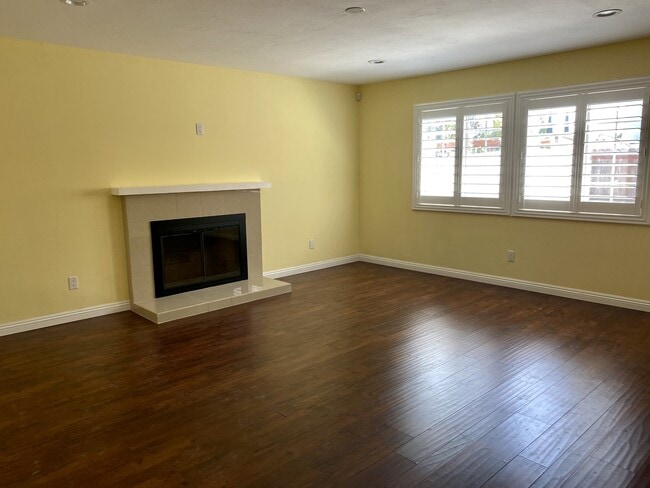 Building Photo - 8239 Loma View Ct