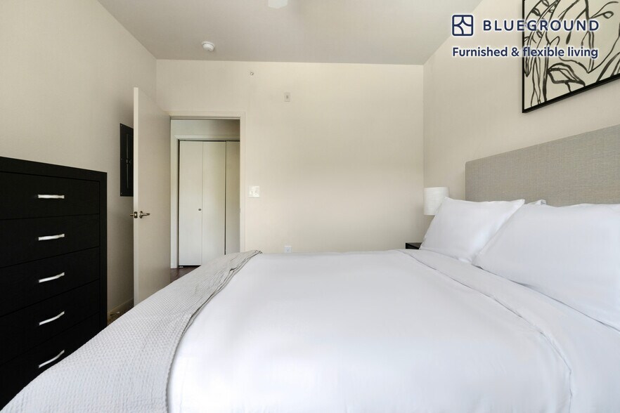 Building Photo - 3100 Esperanza Crossing