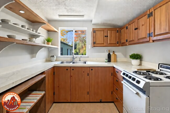 Building Photo - Rare 1-Bedroom in Fairview with Bonus Room...