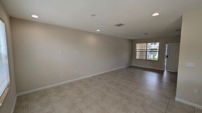 Building Photo - Spacious Townhome in Desirable Vizcaya Falls 3-bedroom, 2.5-bath townhome