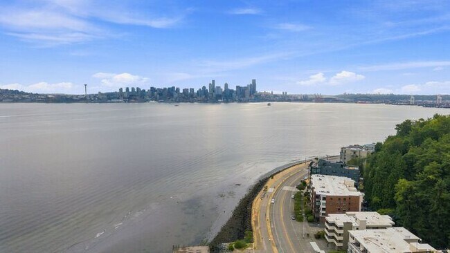 Building Photo - Enormous Waterfront Alki Condo w/ Stunning Views