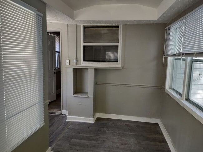 Building Photo - 4BR/2BA House