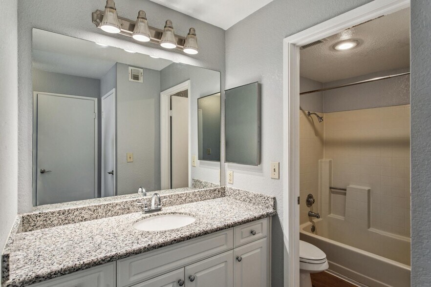 Building Photo - 600 Canyon Oaks Dr