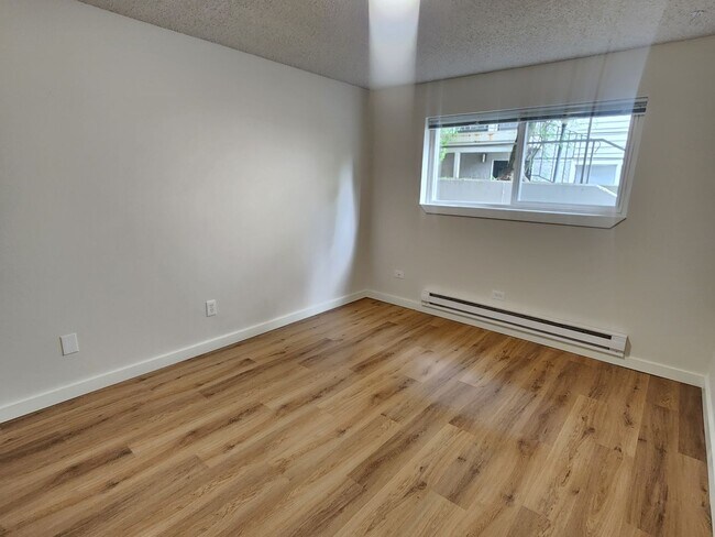 Building Photo - Spacious and Modern 1 Bedroom Located near...