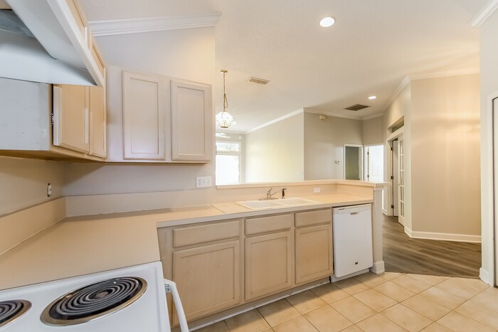 Building Photo - 884 Putters Green Way N