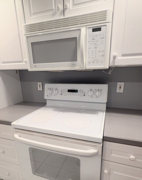 Building Photo - 94 Country Club Dr