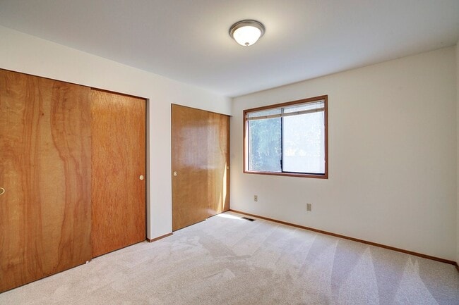 Building Photo - 4Bd/2.5Ba Sammamish Home