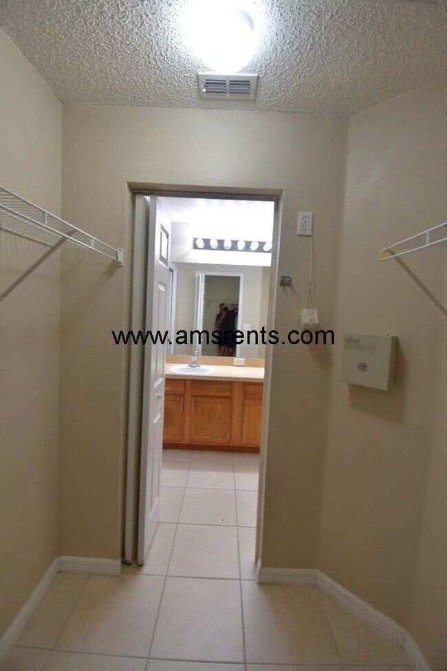 Building Photo - Spacious 3 bedroom 2 bath in Poinciana