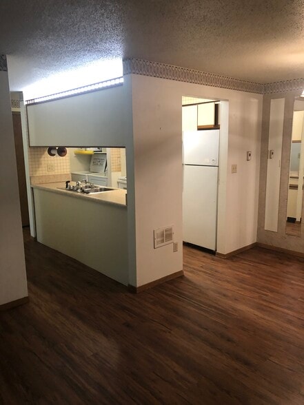 Building Photo - 906 Benton Dr