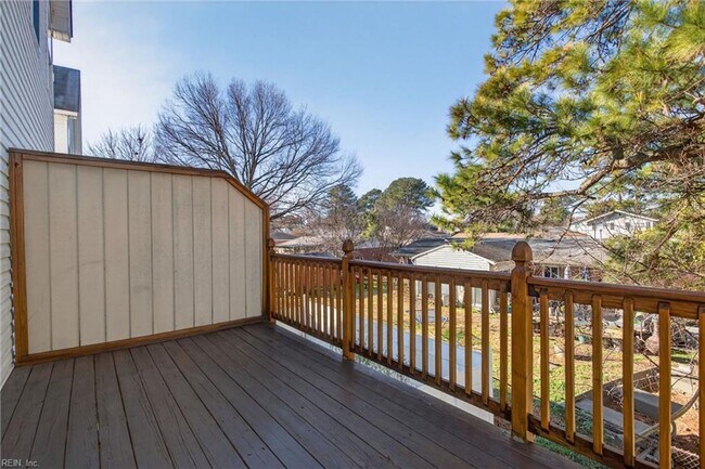 Building Photo - Immaculate Townhome in Camellia Gardens!