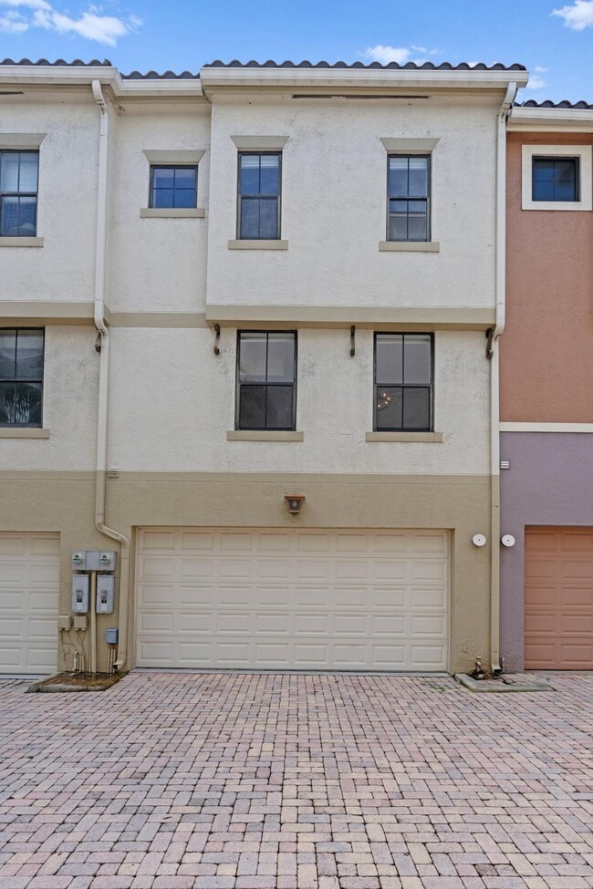 Building Photo - 687 Hibiscus St