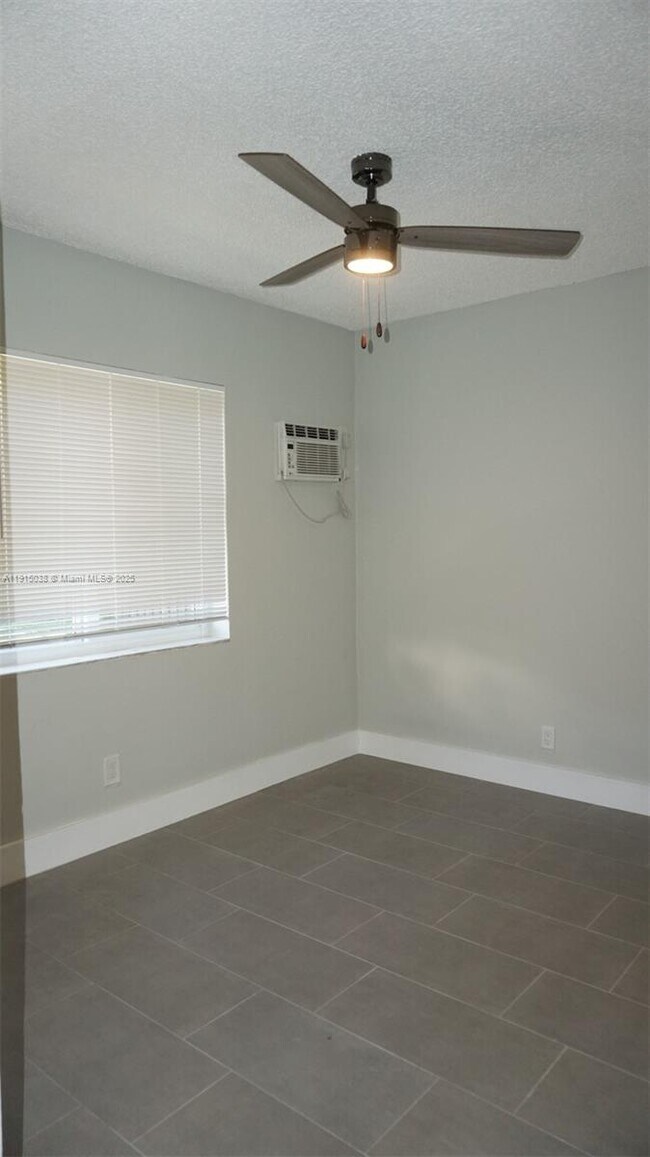 Building Photo - 808 SW 14th Terrace