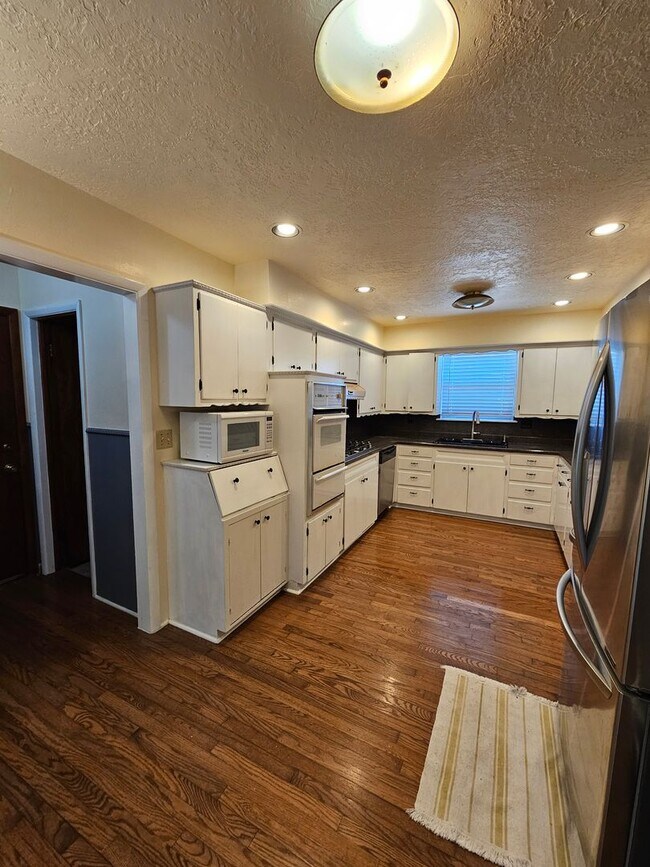 Building Photo - (3) Bed/(2) Bath with Storm Shelter and Mowing Included! Avail NOW!