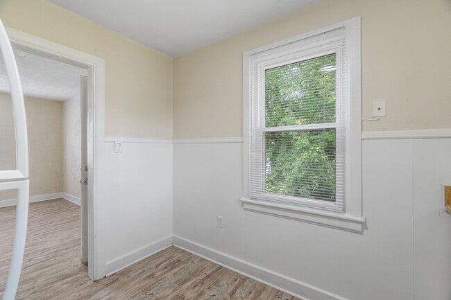 Building Photo - Portsmouth 2 bedroom -Ready Now