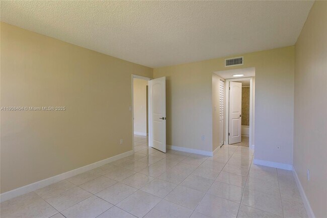 Building Photo - 13120 SW 92nd Ave