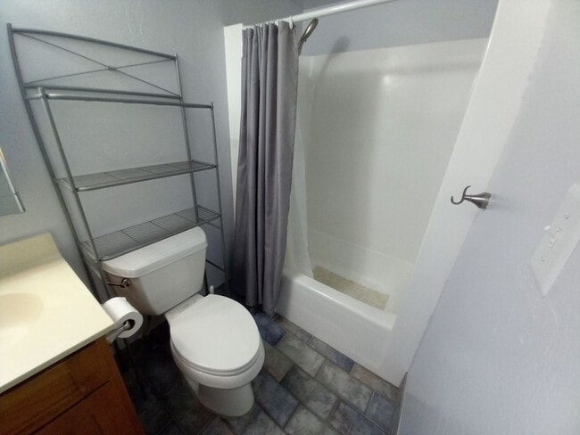 Building Photo - 2 Bed/2 Bath/1 Parking at Fern Terrace