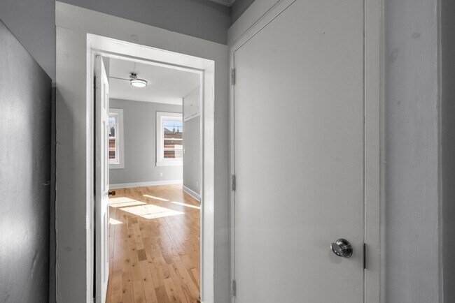 Building Photo - 112 W Mulberry St