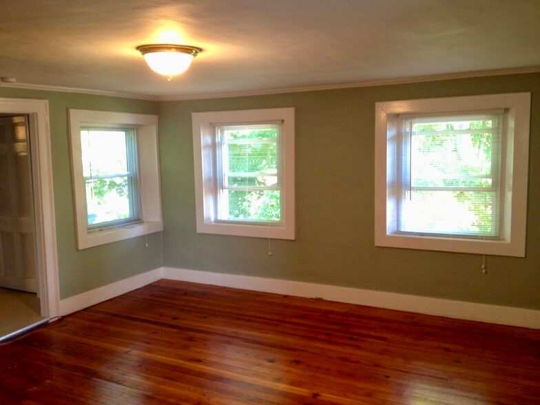 Original hardwood floors - 10 Mall St