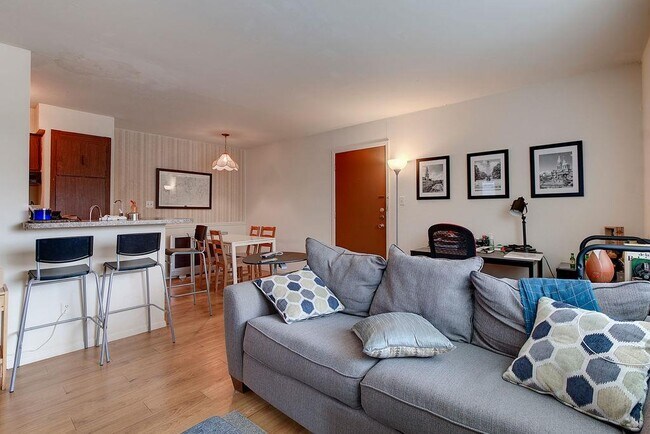 Building Photo - 2207 Leon St