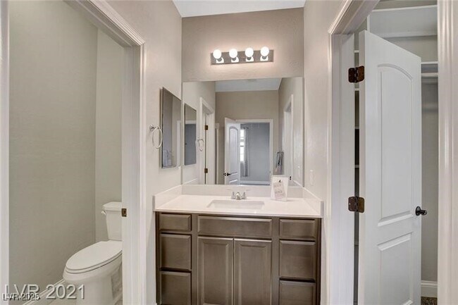 Building Photo - 1062 N Water St