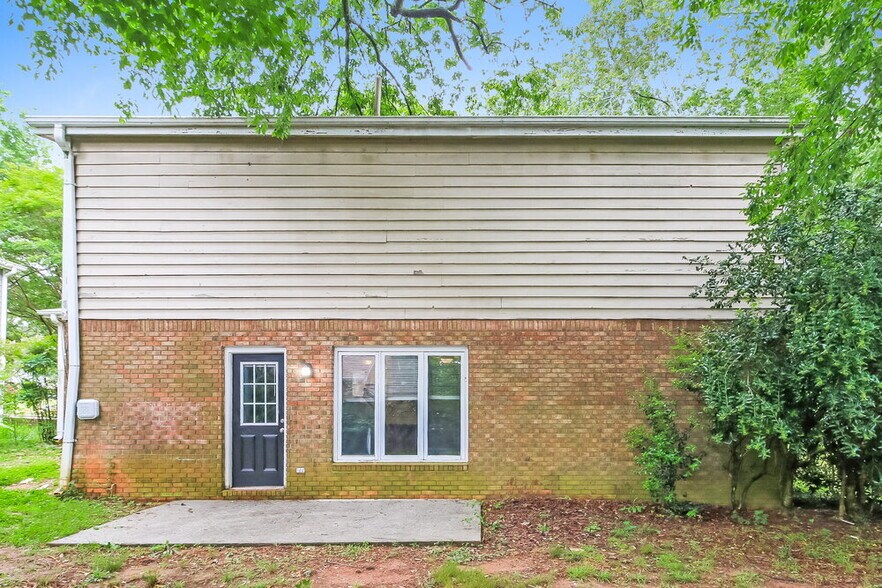 Building Photo - 2112 Golfview Dr SE