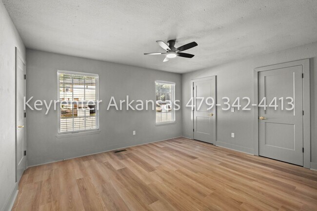 Building Photo - Beautifully renovated 3 bedroom, 2 bath | Fayetteville AR