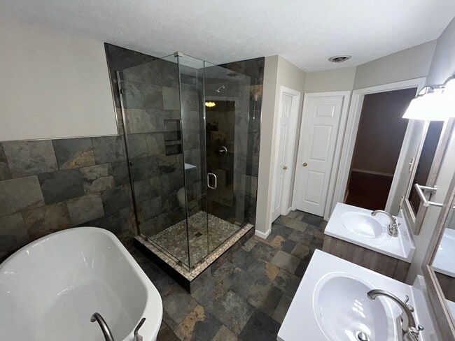 Building Photo - 3503 Lakeside Ct