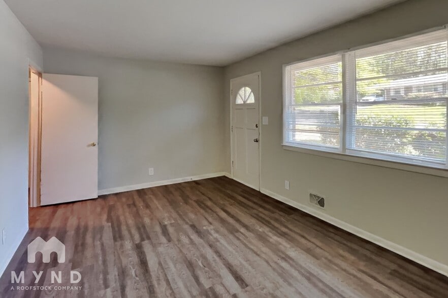 Building Photo - 2731 Carriage Ln