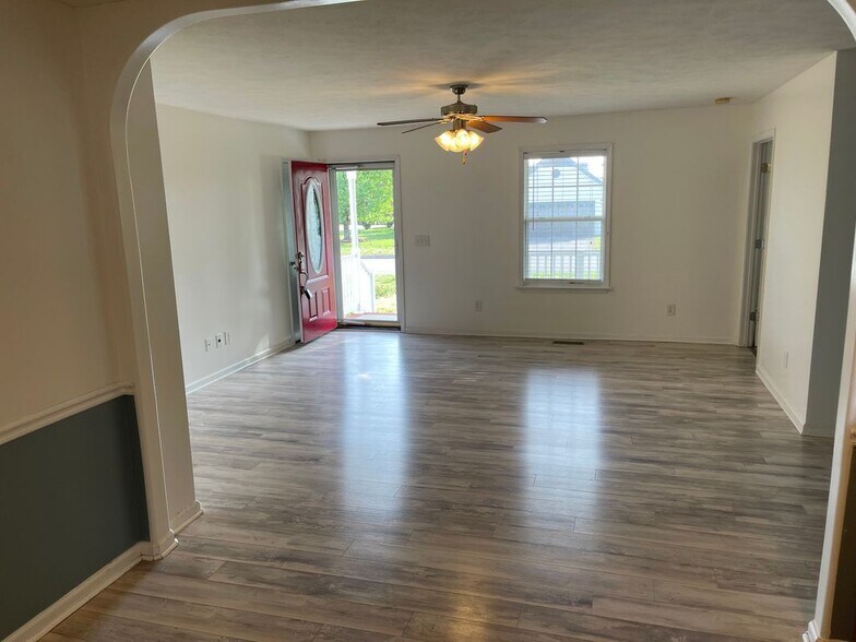 Building Photo - 1610 Robert Rd