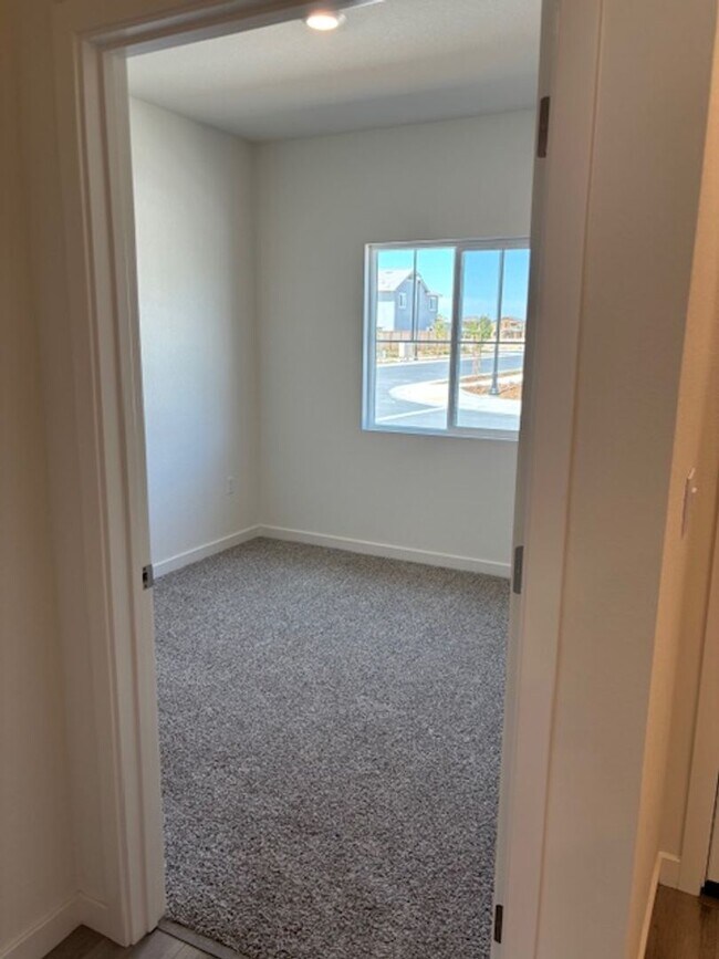 Building Photo - Brand New DR Horton Smart Home with 5 Bedr...