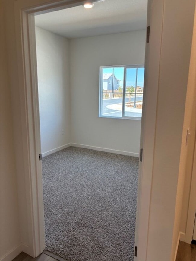 Building Photo - Newer DR Horton Smart Home with 5 Bedrooms and Bonus Loft