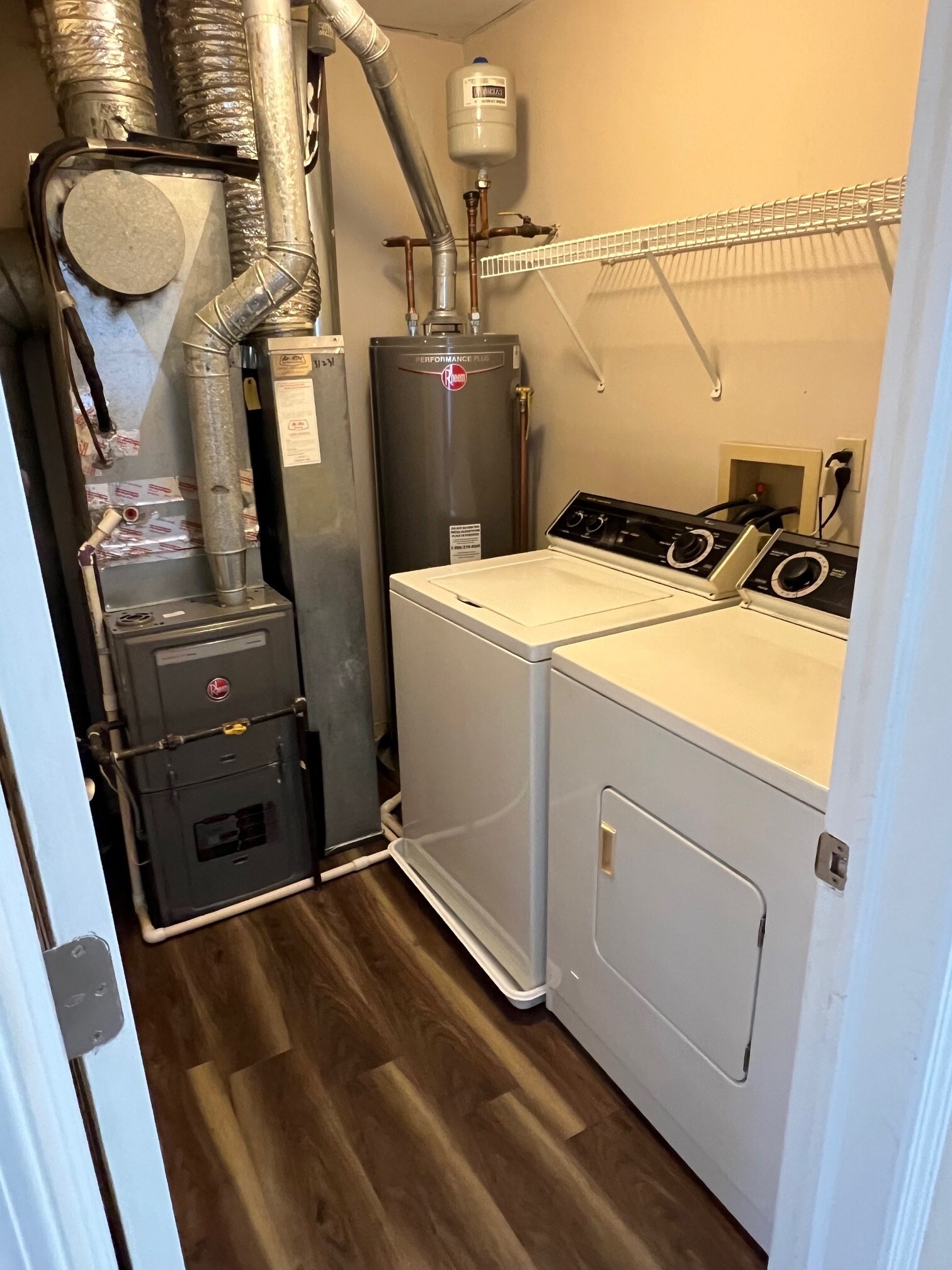 Washer/dryer on 2nd floor - 1452 Division Ct