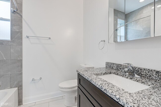 Building Photo - 4176 W Montrose Ave