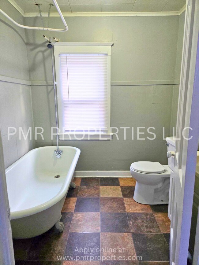 Building Photo - 104 E Graham Ave